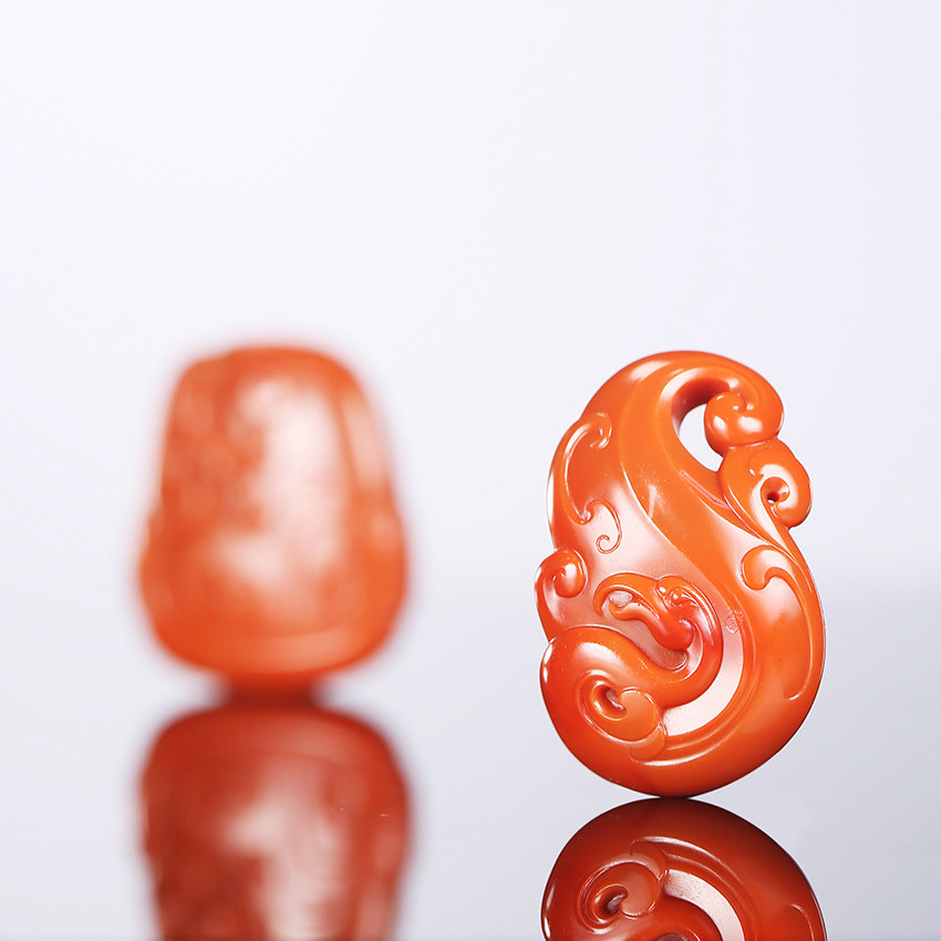 陆爱风 南红玛瑙龙凤对牌