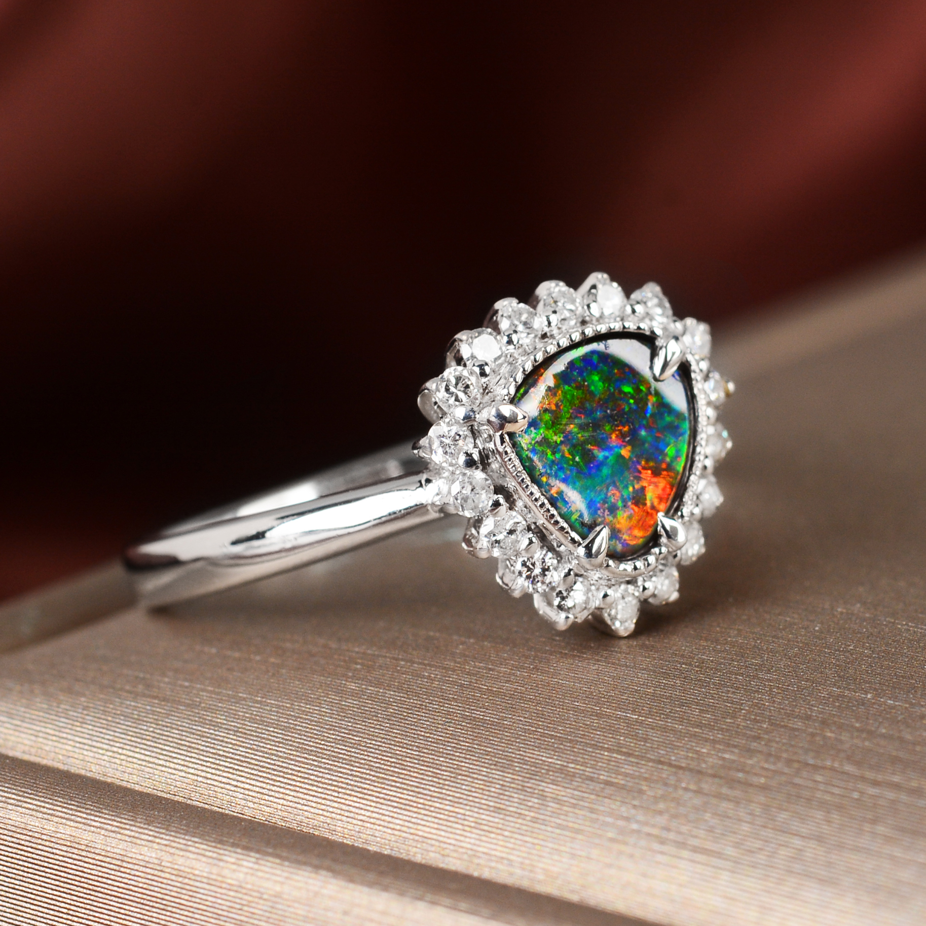 0.90克拉 18k金天然欧泊戒指 伴镶钻石7956