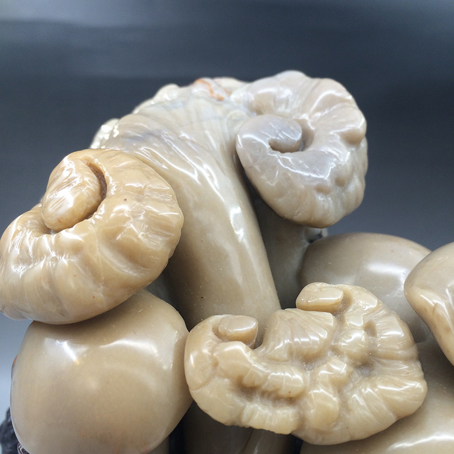 青田龙蛋石《延年益寿》两色相间分明