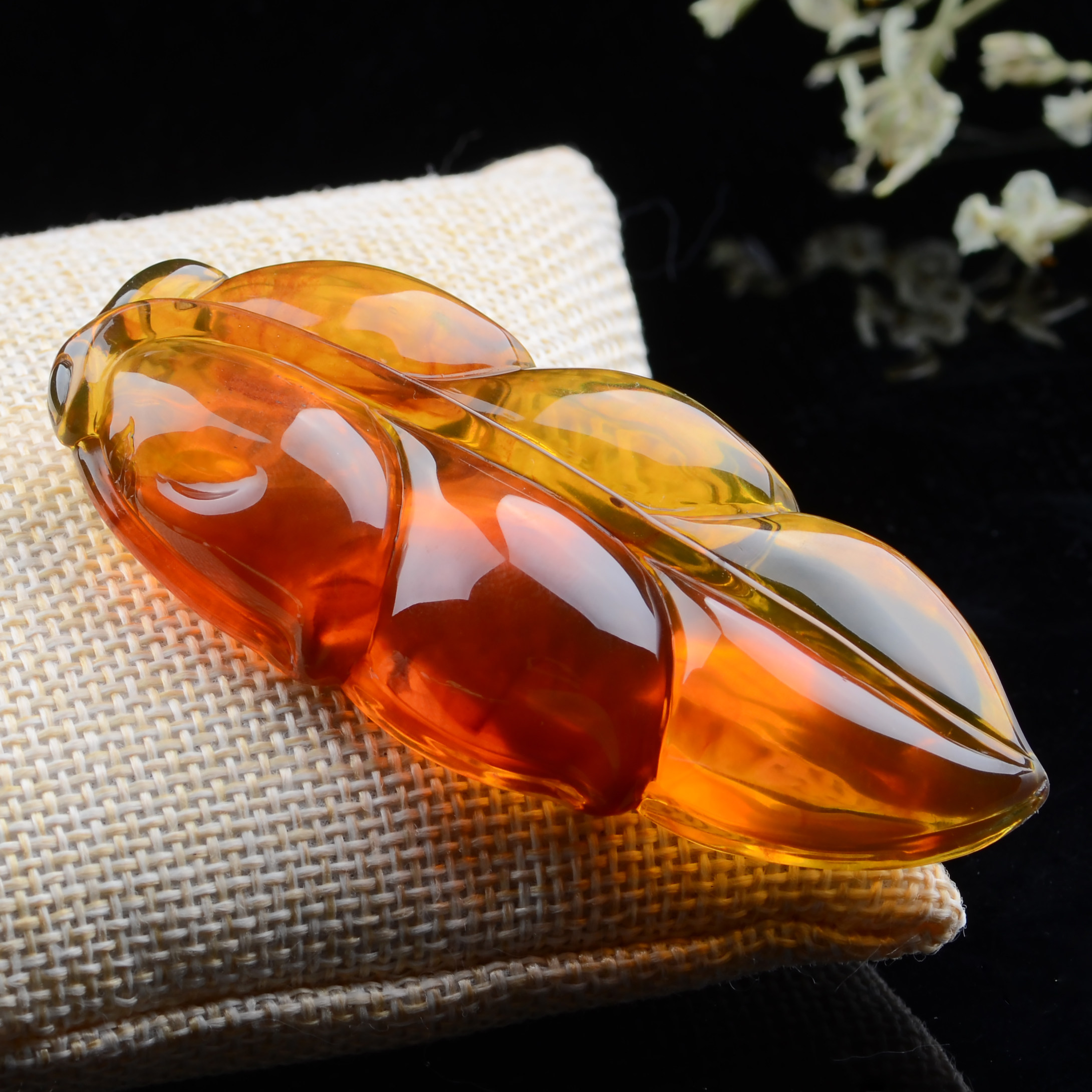 22.93g 精雕琥珀金棕珀 《金枝玉叶》吊坠【强荧光】