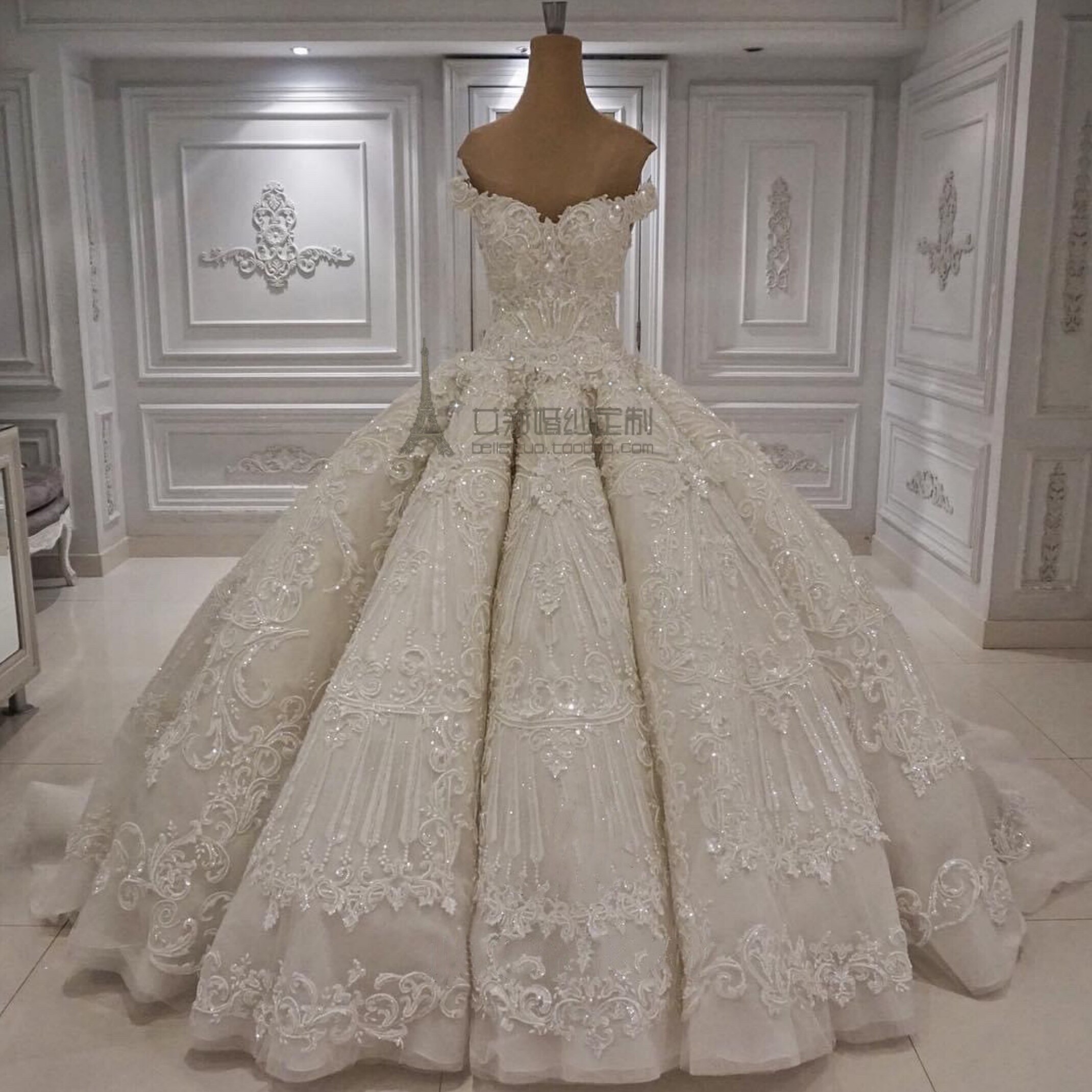 迪拜皇室宫廷公主蓬蓬大拖尾婚纱新娘一字复古婚纱