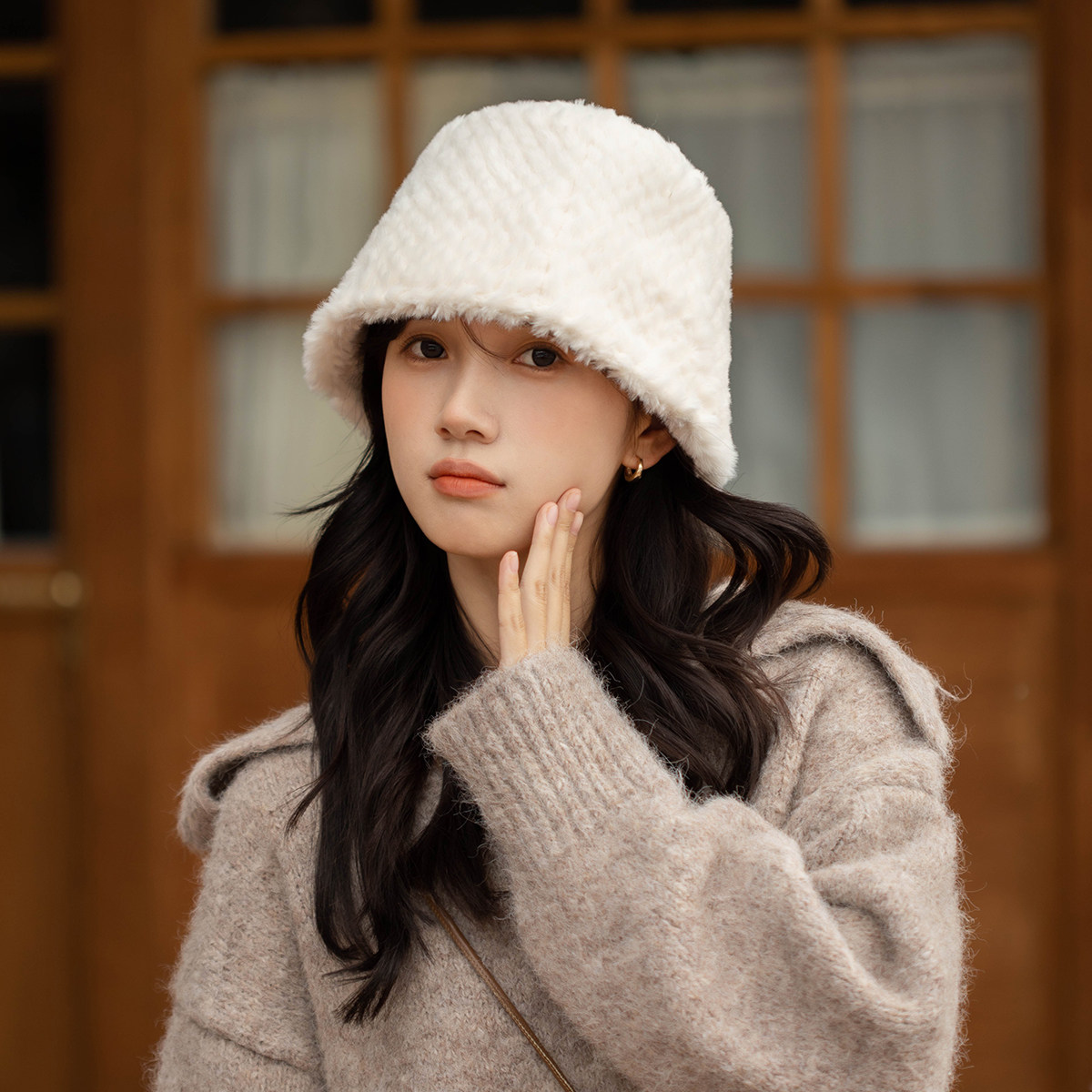 冬天毛绒平顶盆帽女生休闲百搭乳白的渔夫帽韩版时尚保暖水桶帽子