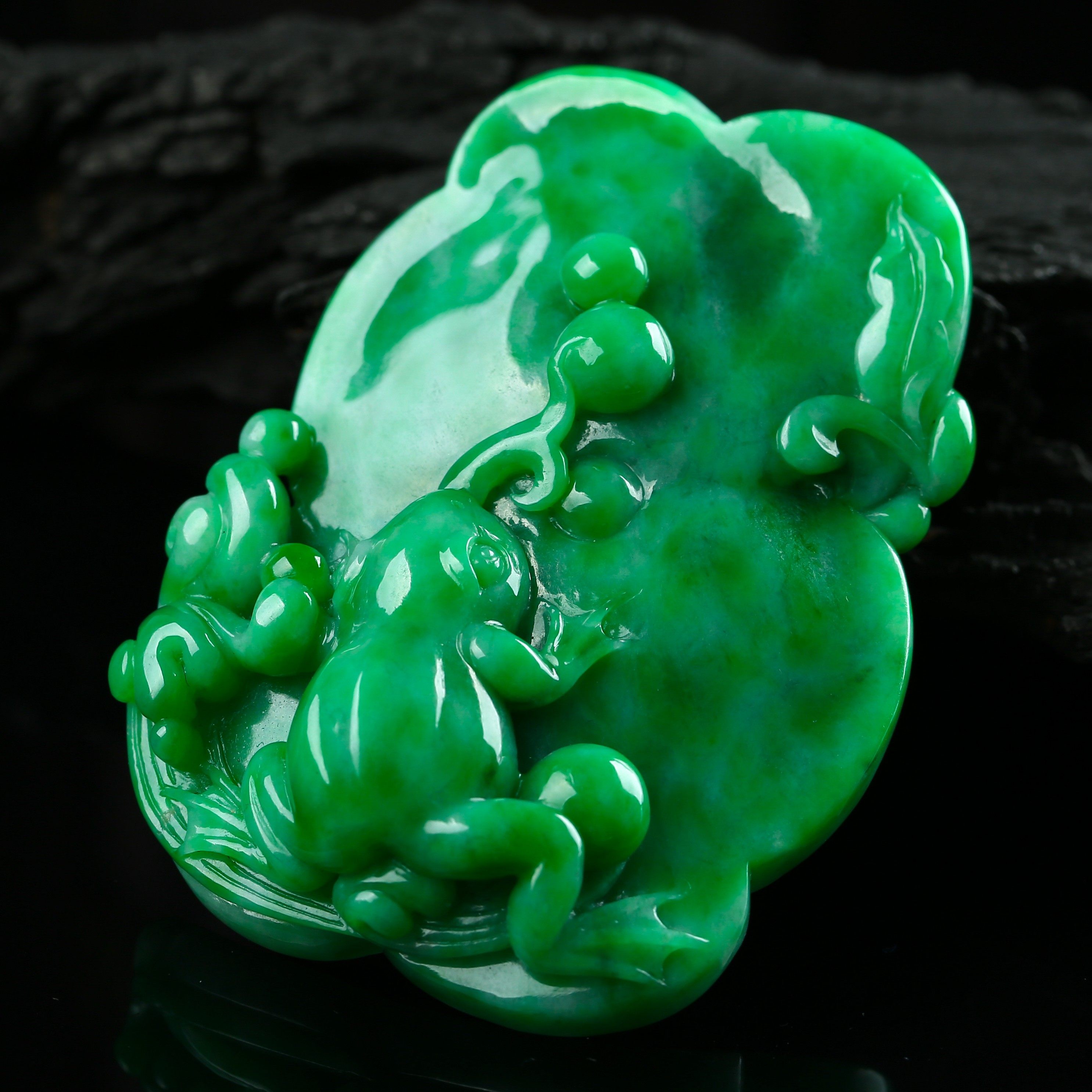 天然a货翡翠阳绿大件平步青云吊坠51.41克