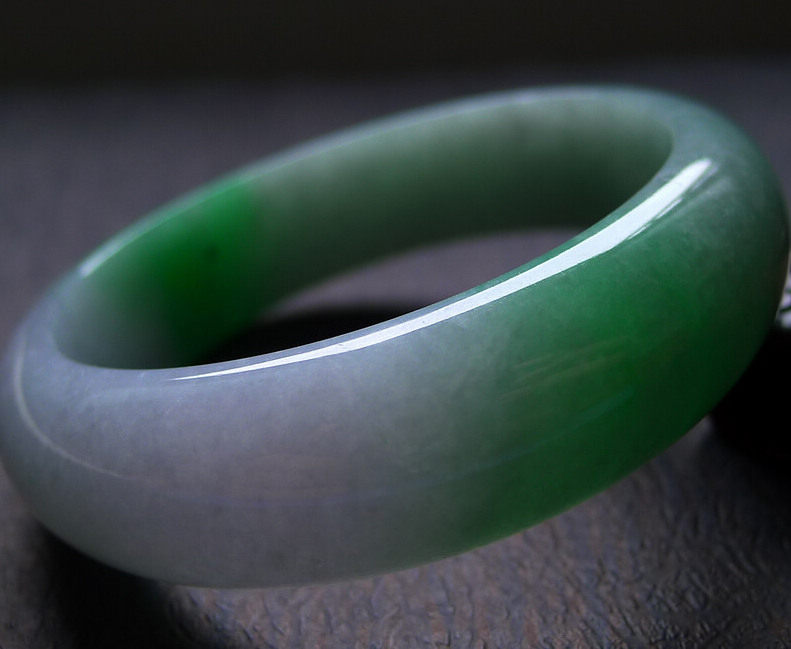 老坑冰糯种厚装飘绿翡翠手镯88.80克