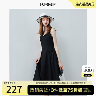 KBNE连衣裙女吊带裙黑色连身裙2024夏季新款茶歇法式小个子小黑裙