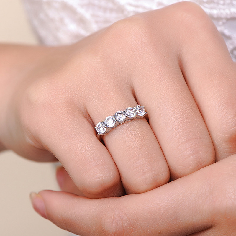 说不婚的人左手无名指已婚中指订婚左手食指未婚,可追求拇指上戴戒指