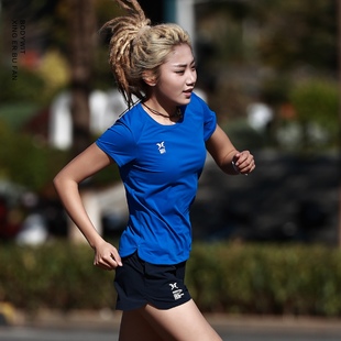 BODYWIT身体智慧向右女短袖T恤日常训练跑步速干衣超轻速干透气
