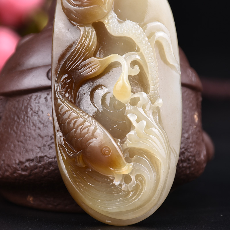 省级玉雕大师梁振作品 和田玉白玉 连年有余挂件 56.67g