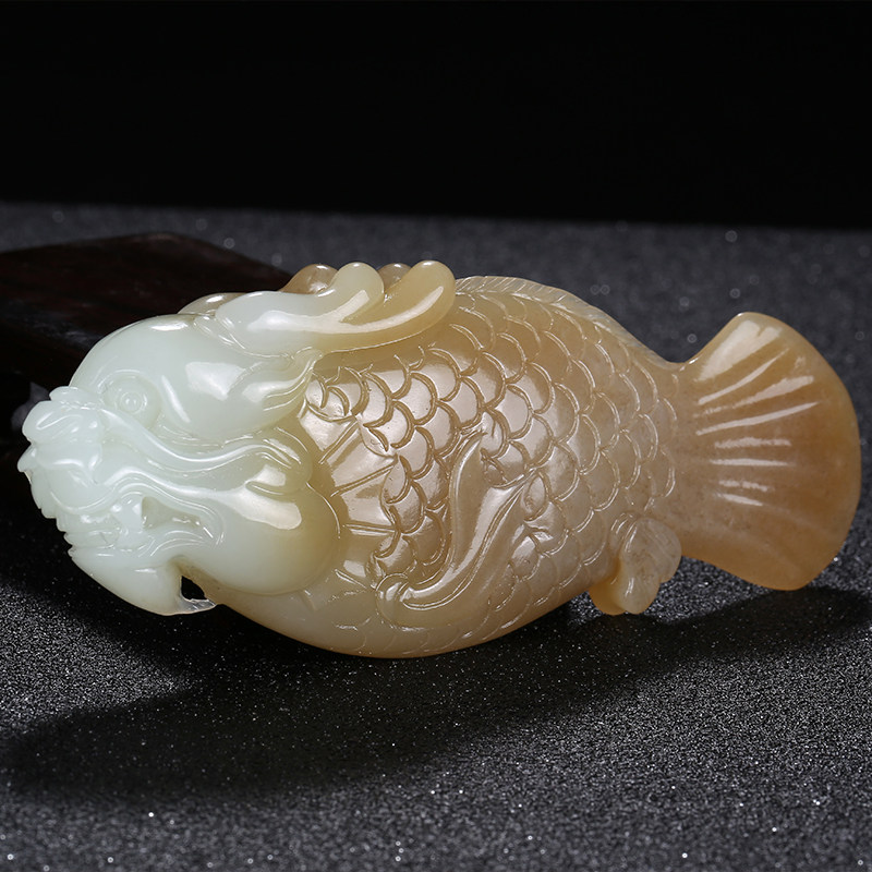 [源头好货-镇平]河南省玉石雕刻大师张国军 龙鱼把件 84.10g