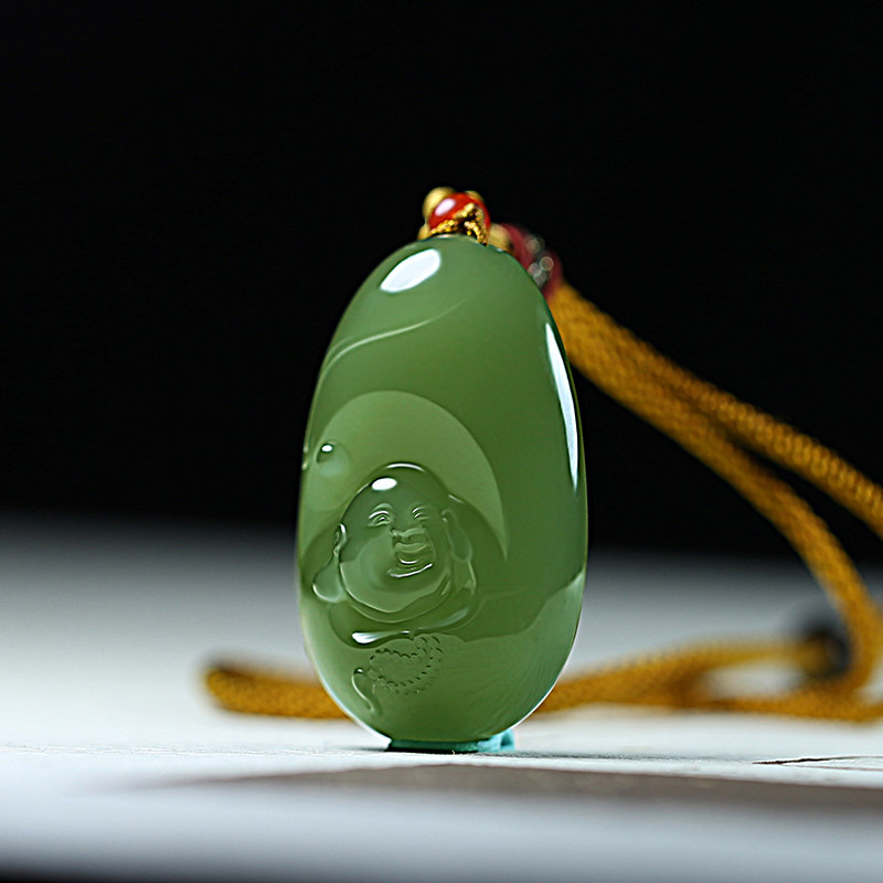 中国玉石雕刻大师张春风玉雕工作室作品.和田玉笑佛佛引福来.