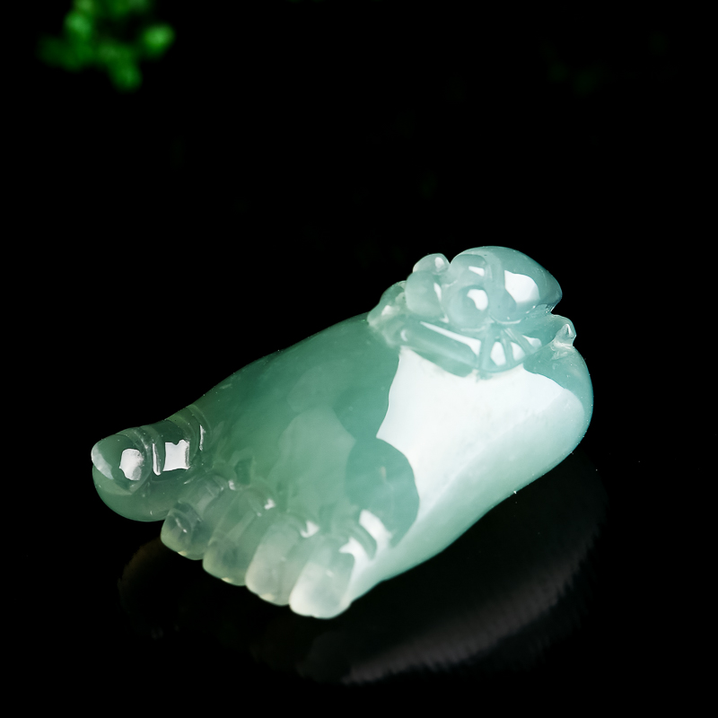 王烨工作室作品 《知足常乐》豆种翡翠a货吊坠 4.49g