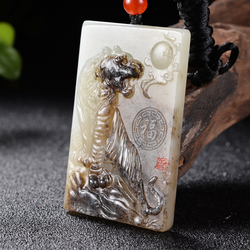 【威震山河】俏色巧雕 和田玉 老虎挂件 54.03克