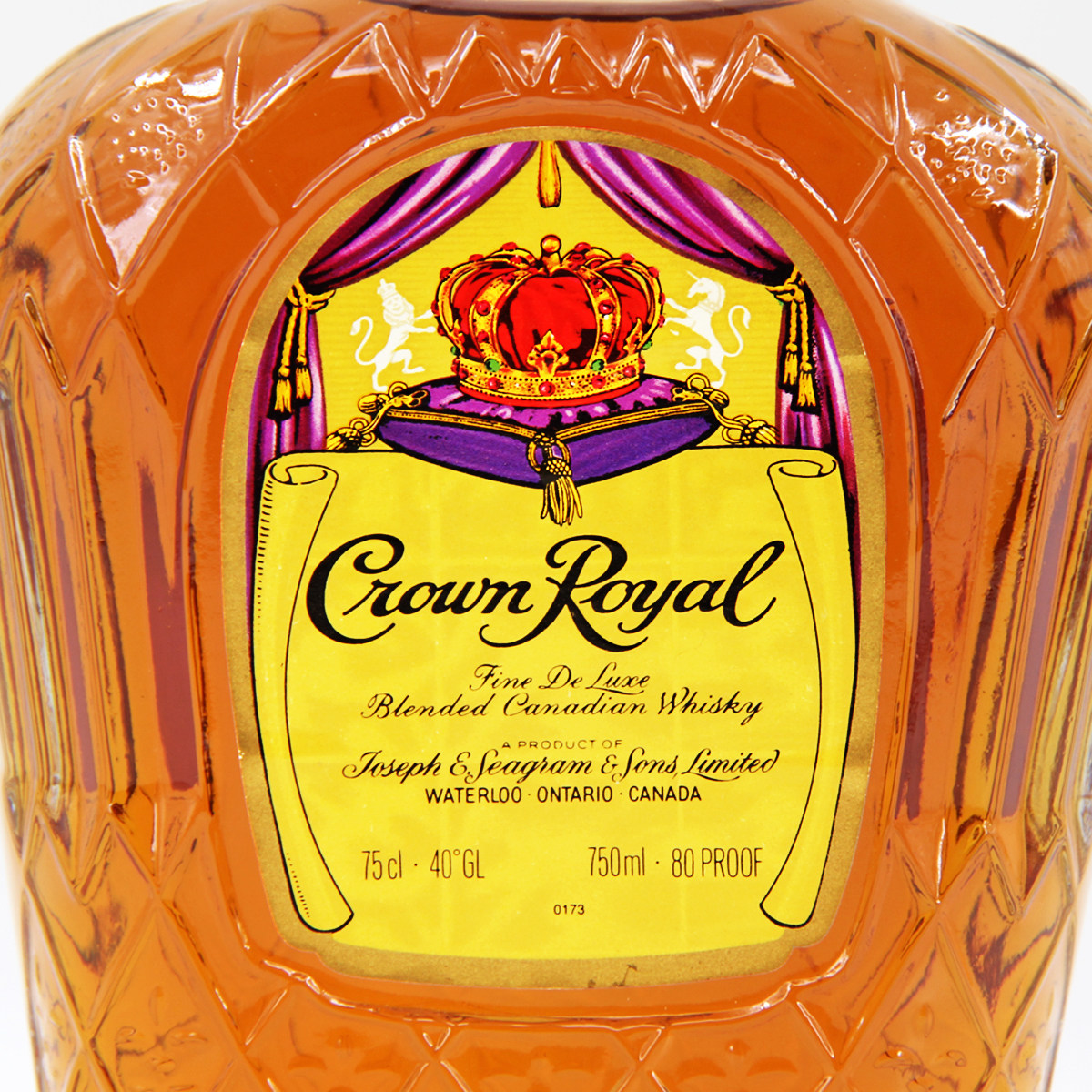38. 1975年 crown royal 加拿大皇冠威士忌 750ml 40度