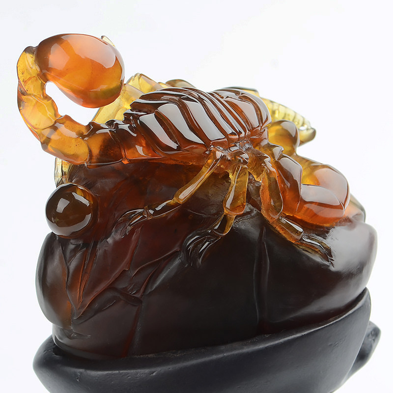 102.16g 精雕大气金棕珀《蝎子》琥珀摆件【强荧光】