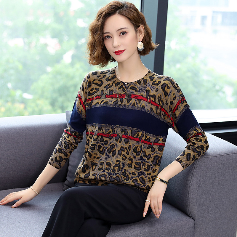 新款 女人时尚衣服妈妈装洋气印花上衣长袖中年妇女春装宽松毛衣