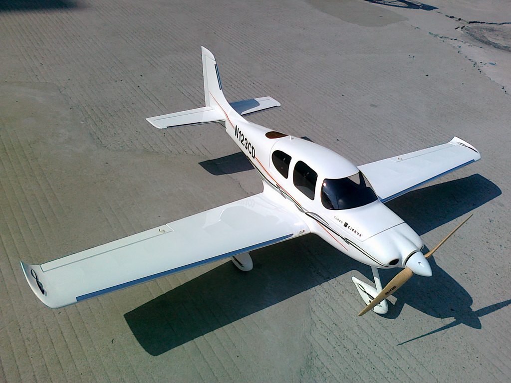 新品飞翔西锐sr22电动像真机玻璃钢机身极力推荐