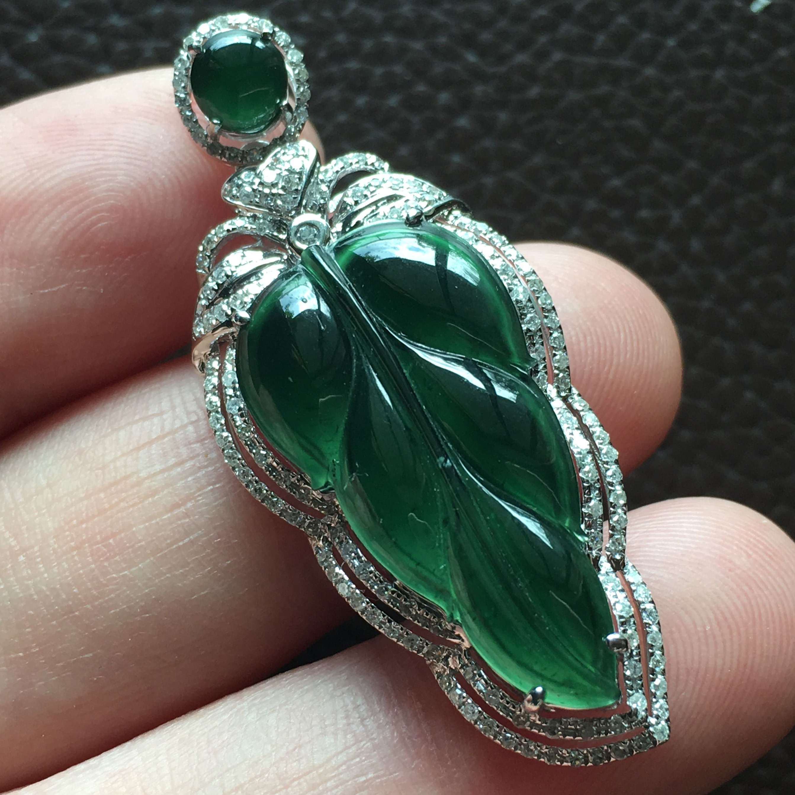 18k白金满钻豪华镶嵌冰种翡翠树叶吊坠 5.77g
