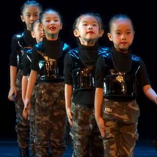 六一儿童演出服迷彩梦舞蹈服兵娃娃男女童幼儿园军装迷彩服表演服