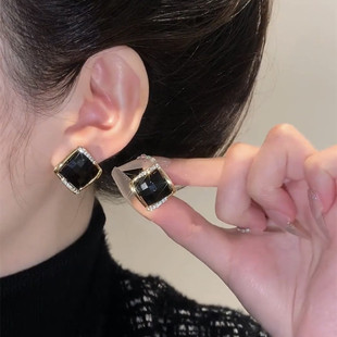 气质黑色水晶方块耳钉女设计感银针耳环2023年新款潮几何菱形耳饰