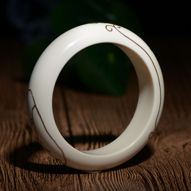 猛犸牙雕 油润光亮 技艺娴熟《贵妃镯》