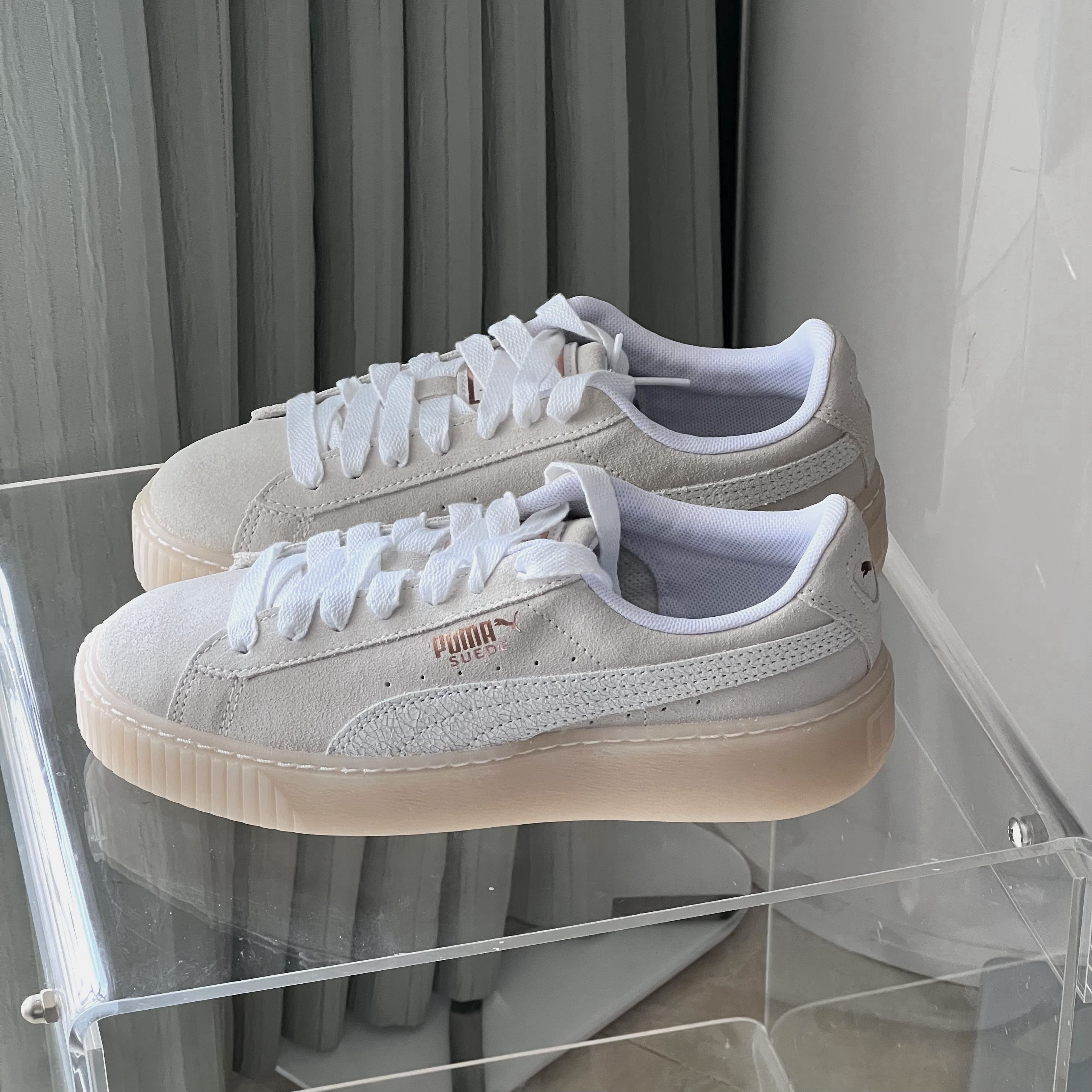 puma彪马女鞋 suede 蕾哈娜厚底松糕鞋 米白果冻底休闲板鞋366694