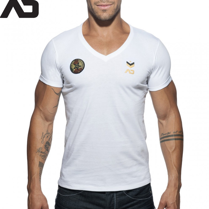 addicted 性感时尚纯色徽章v领鸡心领男士短袖t恤ad610——maybe shop