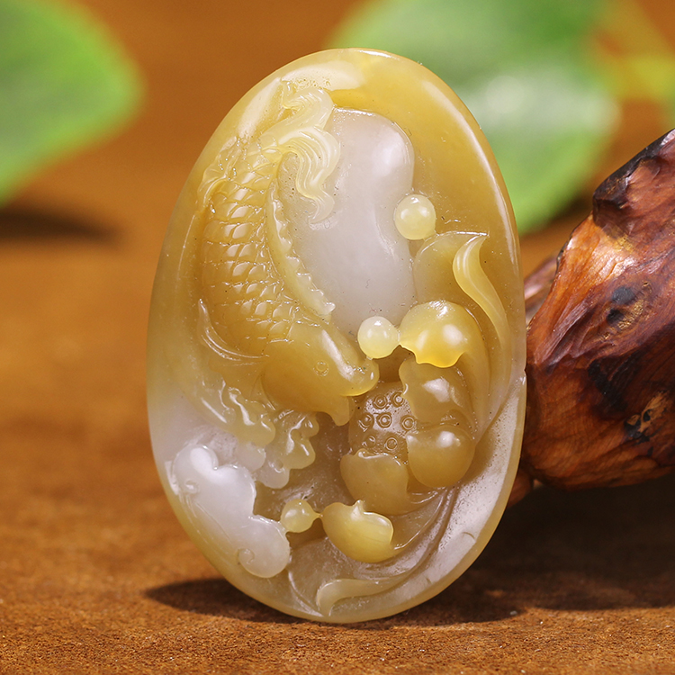 中国玉石雕刻大师仵孟超 精雕和田糖白玉连年有余挂件38.99g