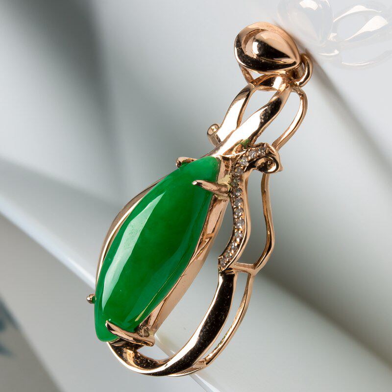 缅甸a货翡翠满色马眼戒面镶嵌18k金伴钻吊坠:3.05克