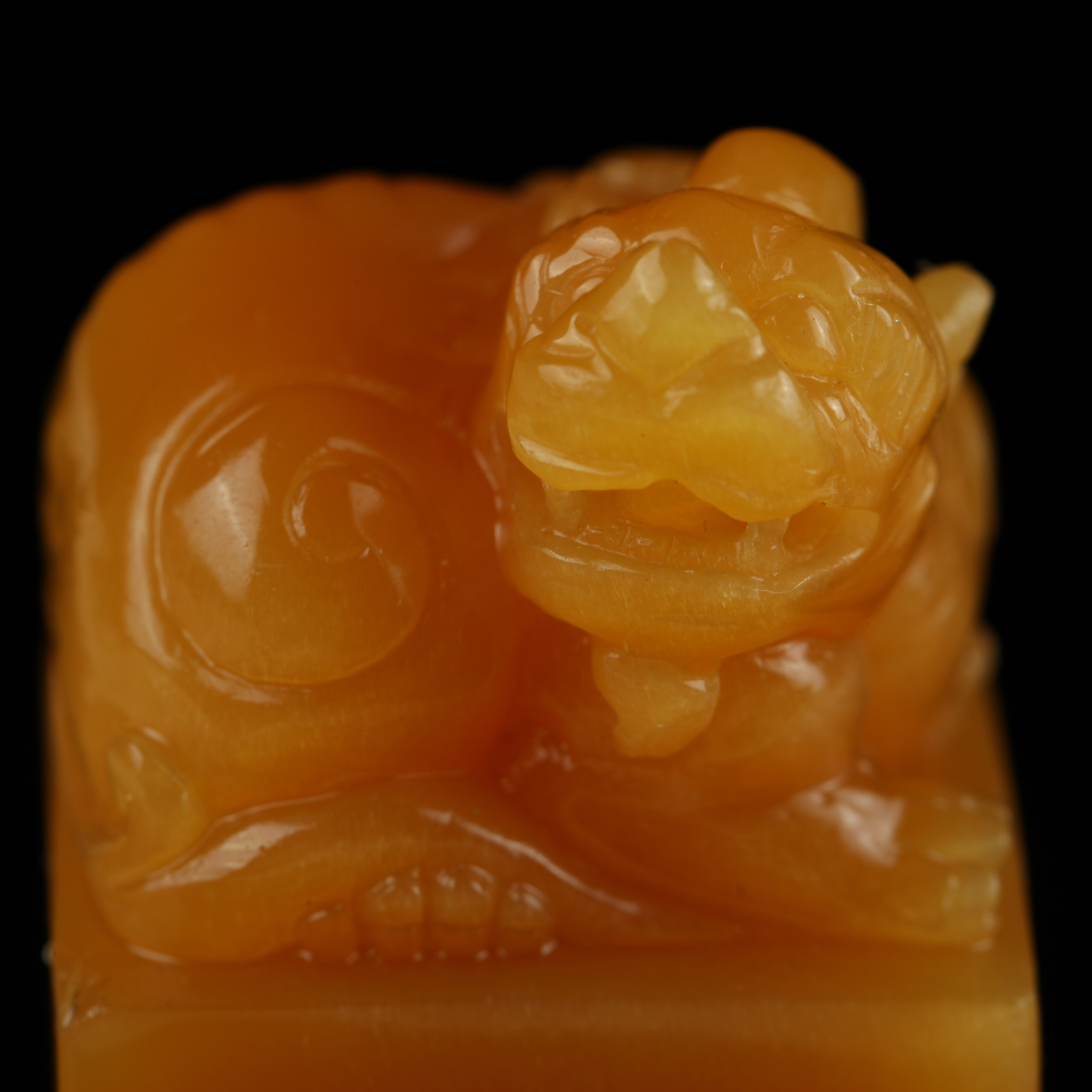 金田黄 《瑞兽印章》雕工精细传神 纹理细腻