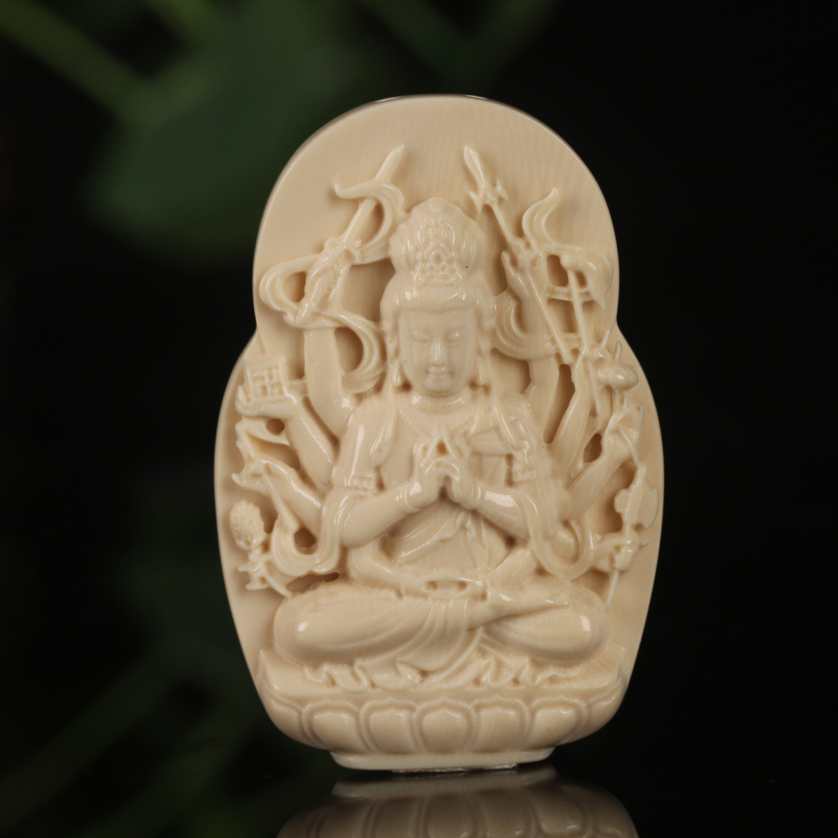 猛犸牙雕 手工雕刻 纹理细腻《千手观音》挂件22.7g