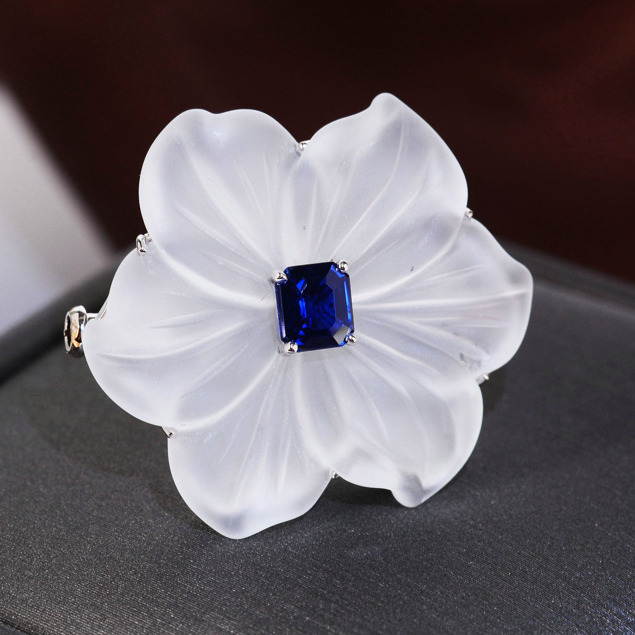 0.74克拉 天然蓝宝石胸针 精美设计 8031