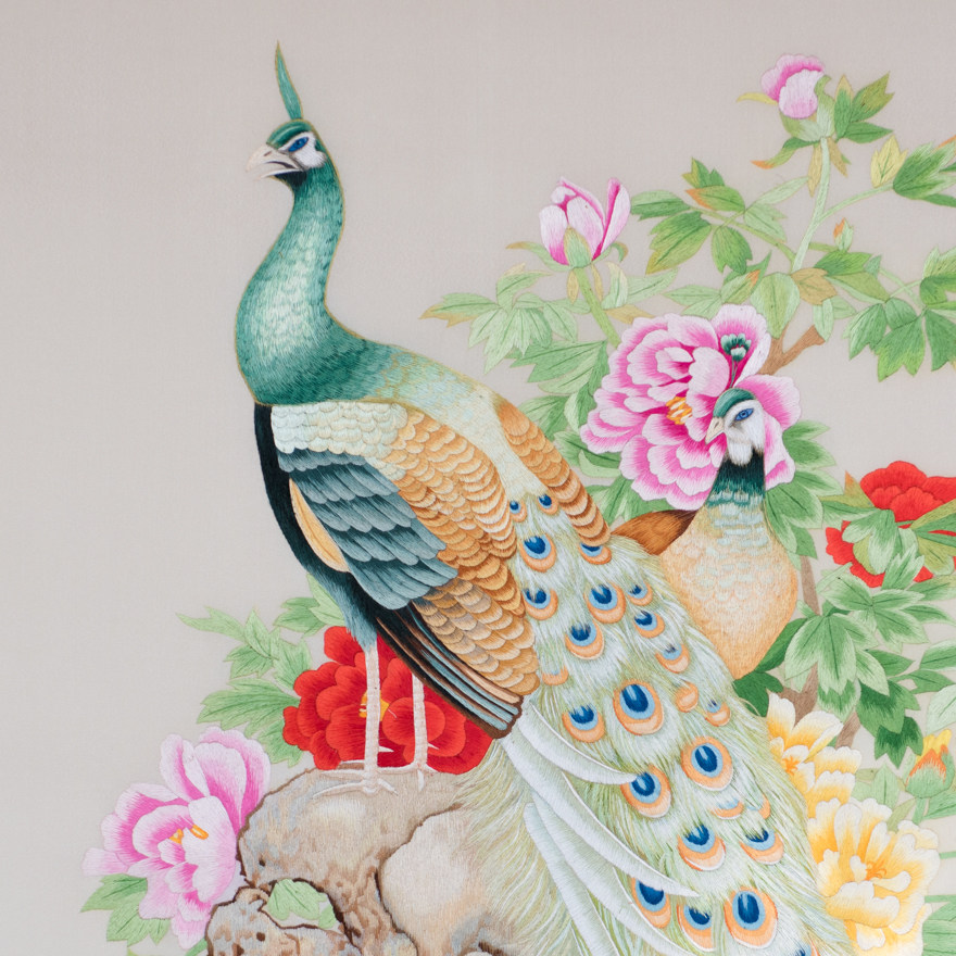 纯手工真丝 精品苏绣挂画《孔雀牡丹》刺绣