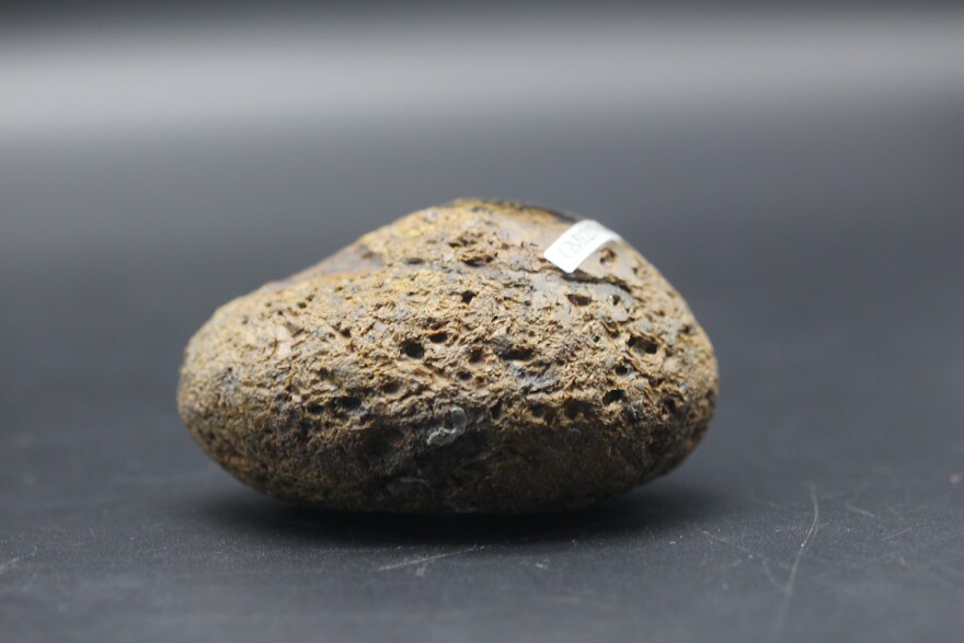 141.42克 根珀原石【强荧光】