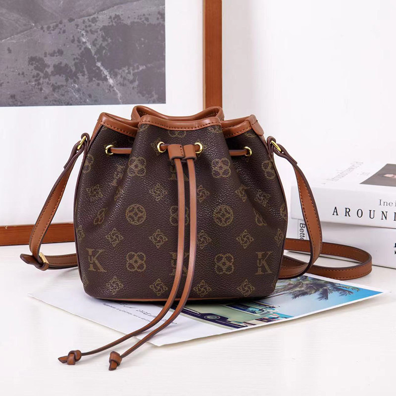 包包女2023年夏天新款单肩斜挎网红时尚老花抽绳水桶包路易希努尔