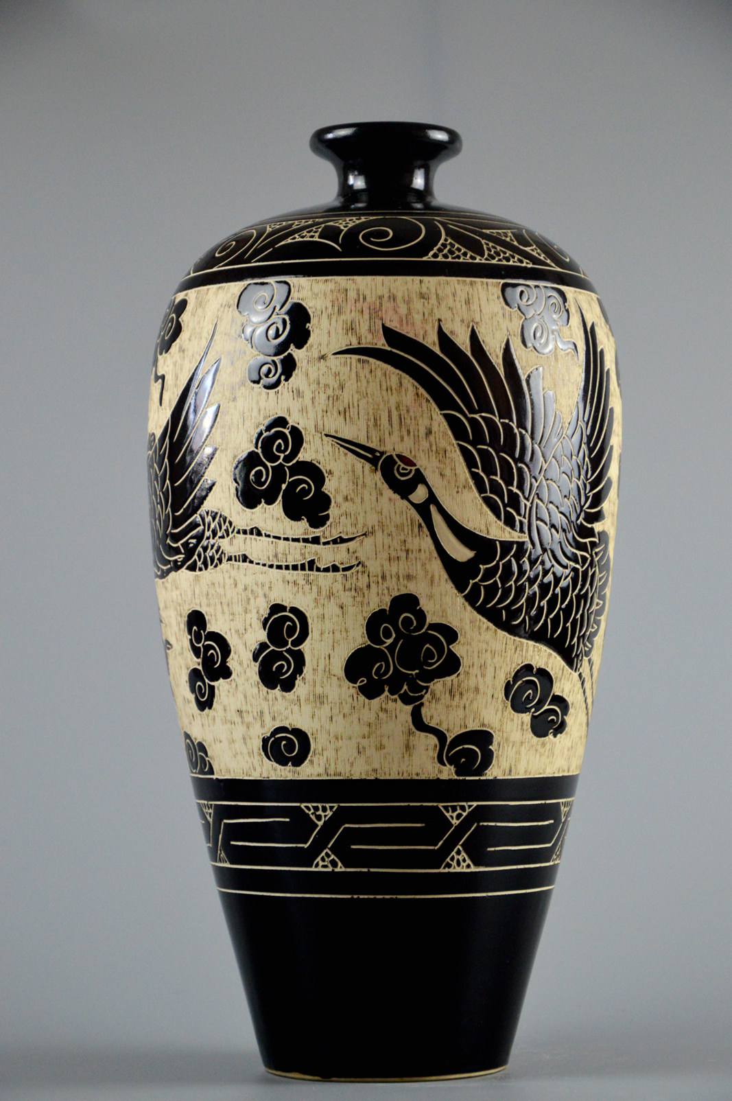 省大师 柴辉 花釉黑刻仙鹤祥云献宝梅瓶