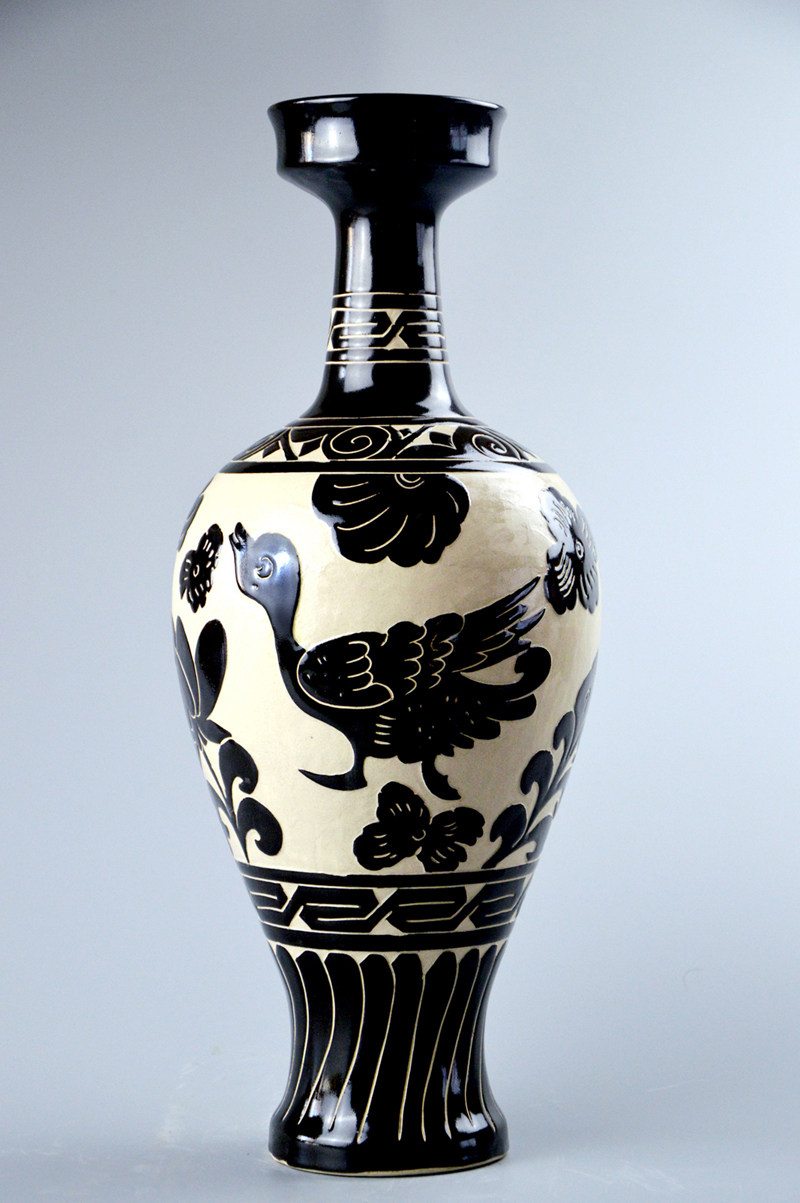 磁州窑省大师 柴珲 黑刻莲花鱼鸭纹盘口瓶