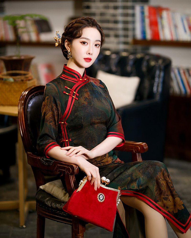 妈妈旗袍长款2022年春秋新款仿醋酸缎七分袖中老年连衣裙走秀演出