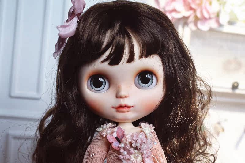 blythe衣服_blythe小布娃娃 桃子改娃 棕褐色卷发改娃 成品娃娃欣赏