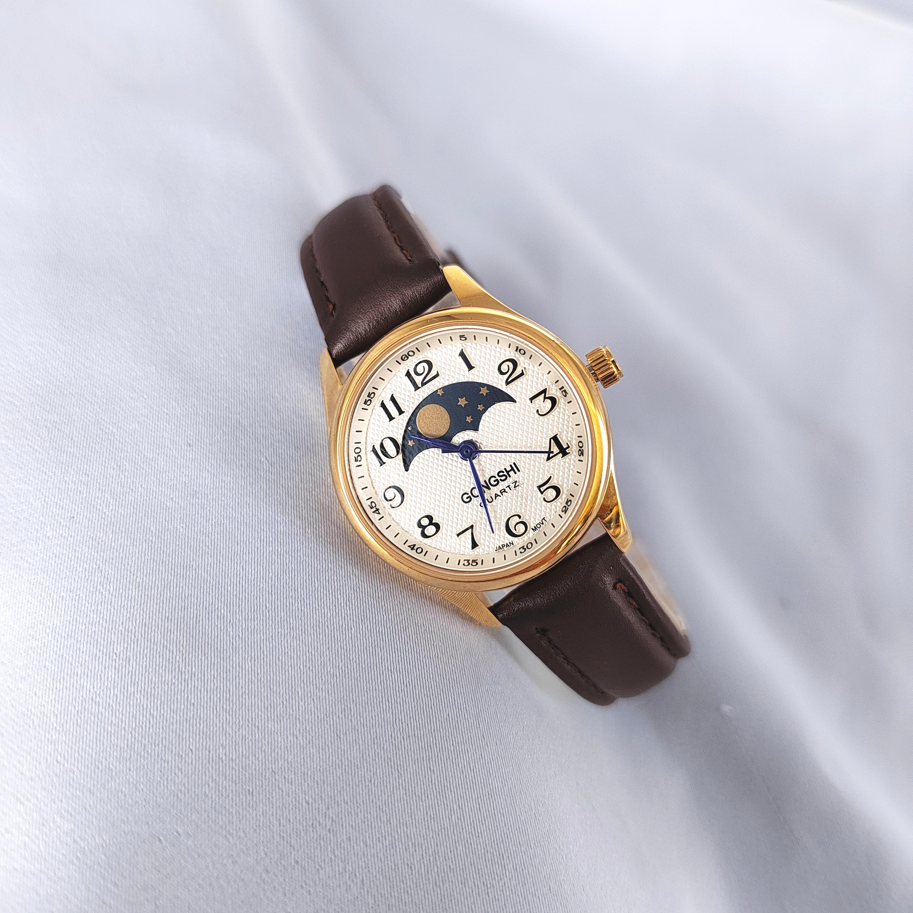 老品牌宫狮小众轻奢日月星辰大表盘进口机芯牛皮复古防水石英女表