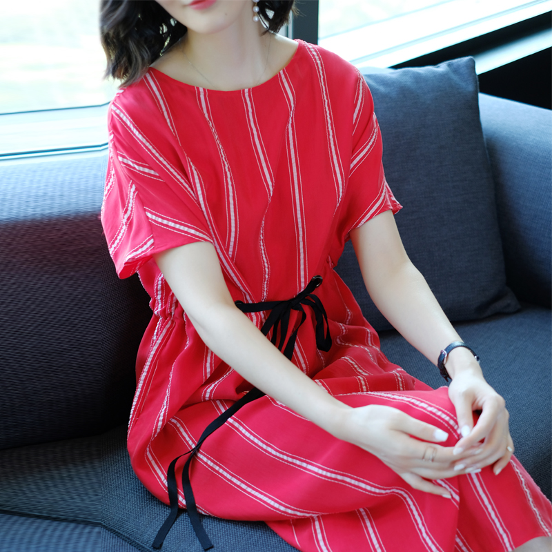 红色连衣裙2018夏装新款女装时尚收腰系带条纹真铜氨丝宽松中长裙