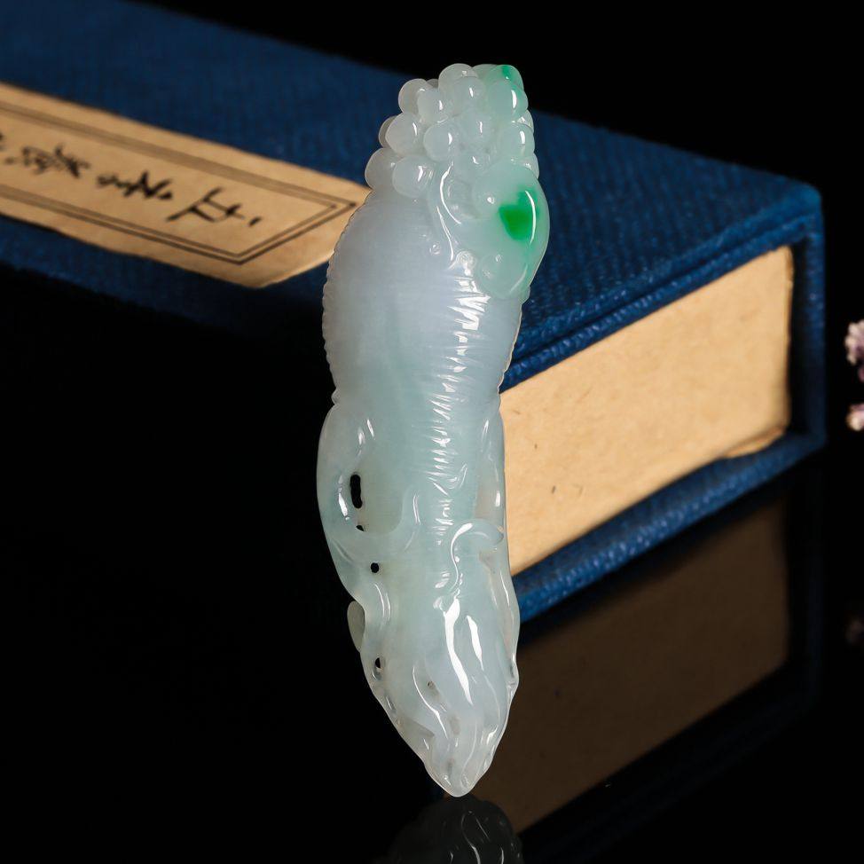 【源头好货-四会】皇廷-翡翠a货拍卖冰润飘绿人参如意吊坠21.25g