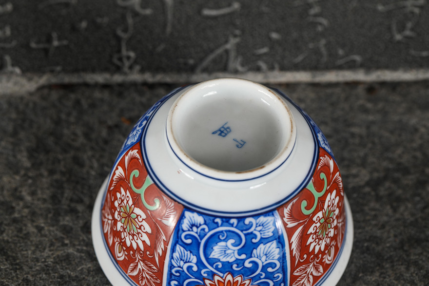 西山窑 青花加彩 六棱九五杯 - 拍卖