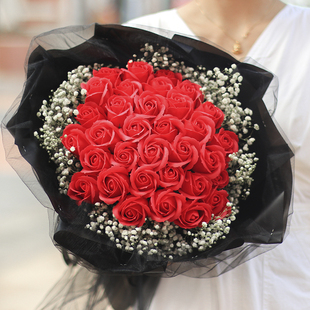 52朵红玫瑰花束成人礼毕业香皂花仿真花满天星干花送女友生日礼物
