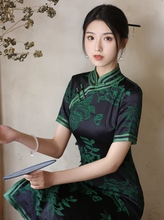 中年妈妈旗袍长款短袖绿色盘扣大气传统夏款2024年新款夏日常可穿