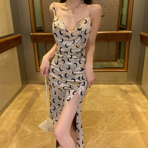 ~Spot ~ real video new velvet printed suspender split backless vacation sexy bottomed dress