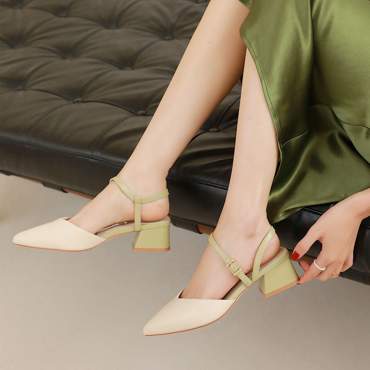 卓诗尼软皮中跟尖头少女粗跟包头单鞋法式一字扣百搭