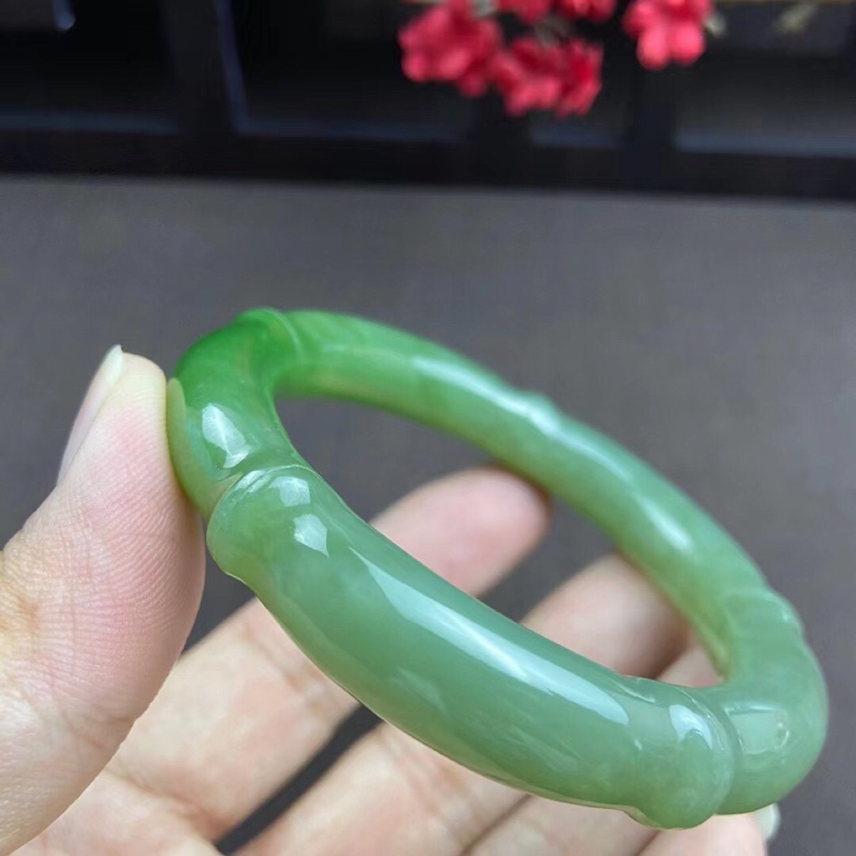 新货纯天然俄料和田玉碧玉白加绿雕花手镯玉镯56圈口证书