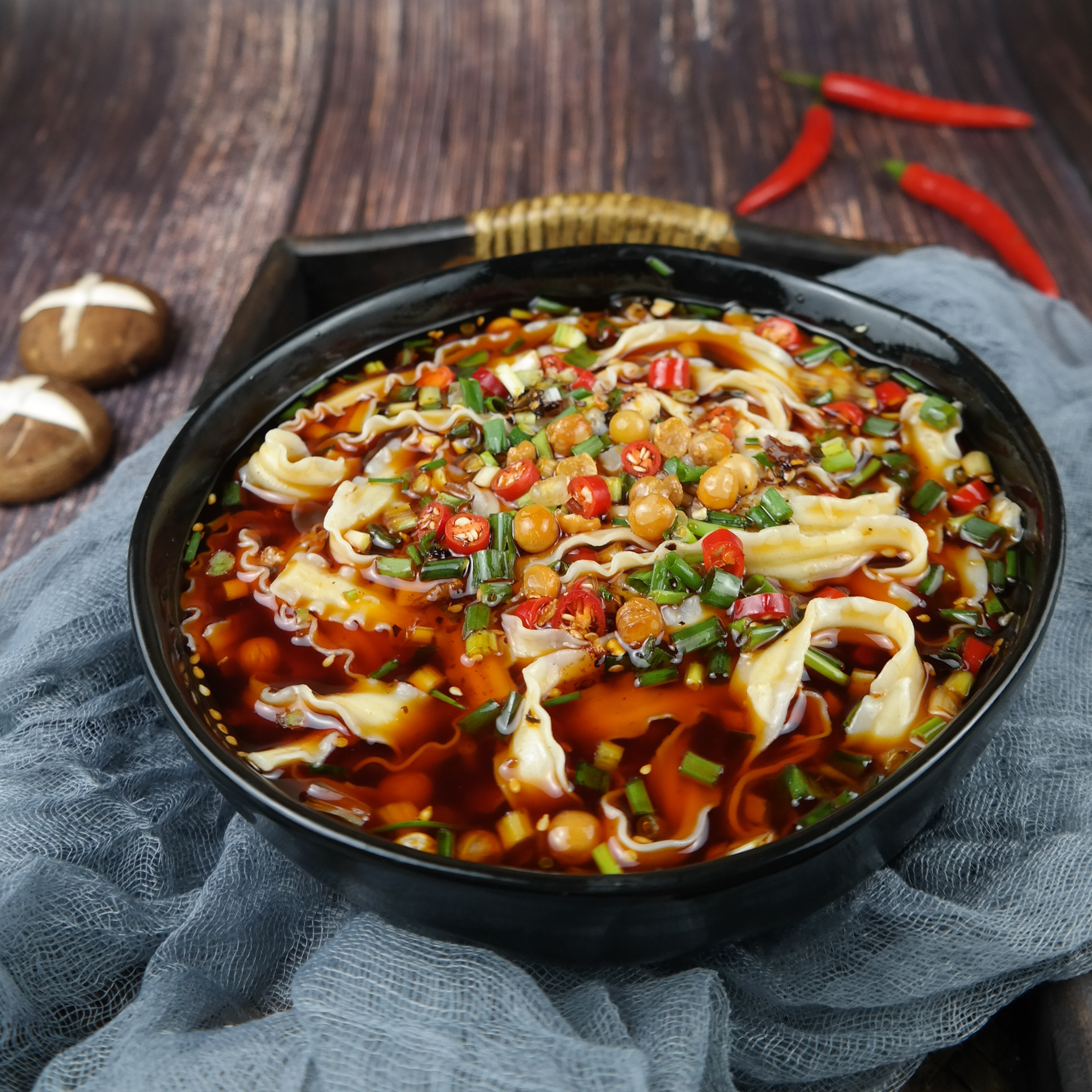 特价重庆小面碗装_正宗重庆小面麻辣刀削面3袋装带调料手工碱水面条