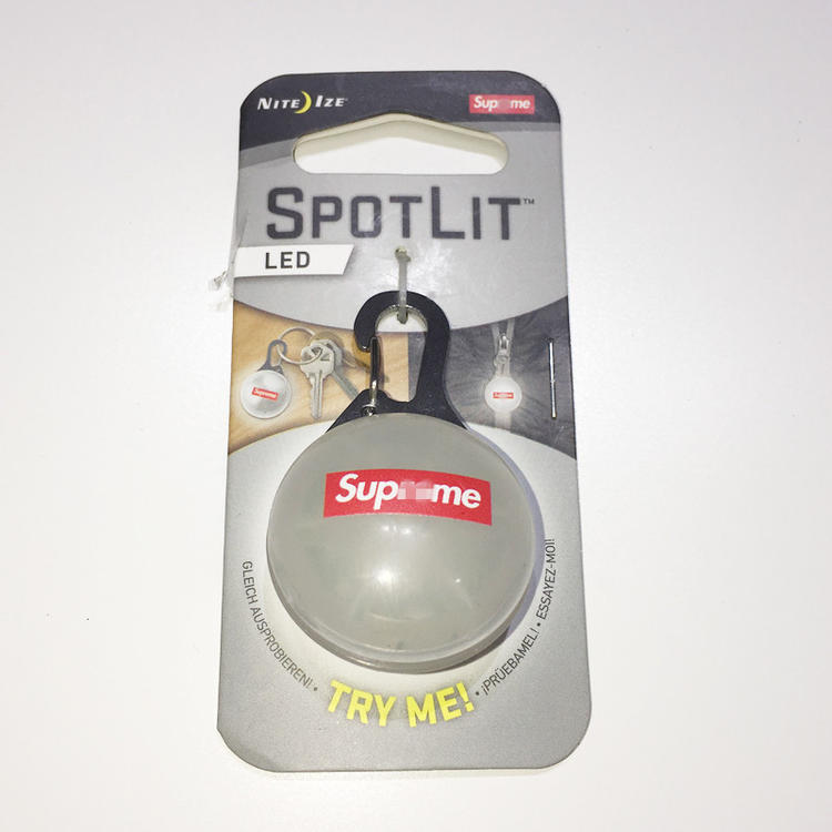 19ss Supreme Spotlight Keychain 发光 LED灯 钥匙扣挂件在类目 节庆用品/礼品, 创意礼品, 钥匙扣中 - 来自Buy2taobao.com提供专业的淘宝代购服务