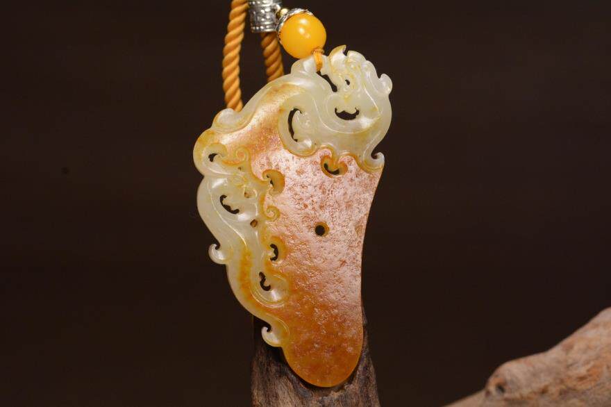 海派玉雕大师张良作品 金黄皮 新疆和田籽料 龙凤呈祥满皮挂件